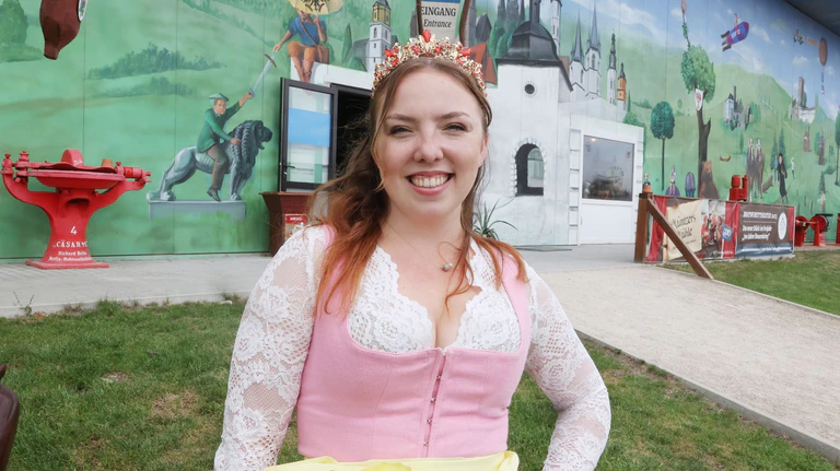 Die Nürnberger Gastronomin Sofia Hilleprandt hat Thüringen herausgefordert, die Frage nach der längsten Bratwursttradition per Boxkampf zu klären. — © Bodo Schackow/dpa