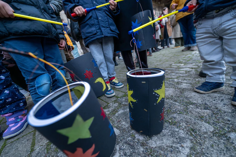 Kinder zeigen ihre gebastelten Laternen. — © Pia Bayer/dpa