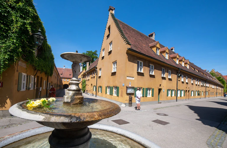 Die Fuggerei gibt es seit mehr als 500 Jahren und sie gilt als älteste Sozialsiedlung der Welt. (Archivbild) — © Stefan Puchner/dpa