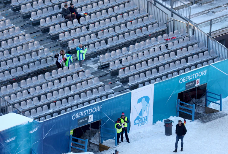 Fast leere Tribünen in Oberstdorf. — © Karl-Josef Hildenbrand/dpa