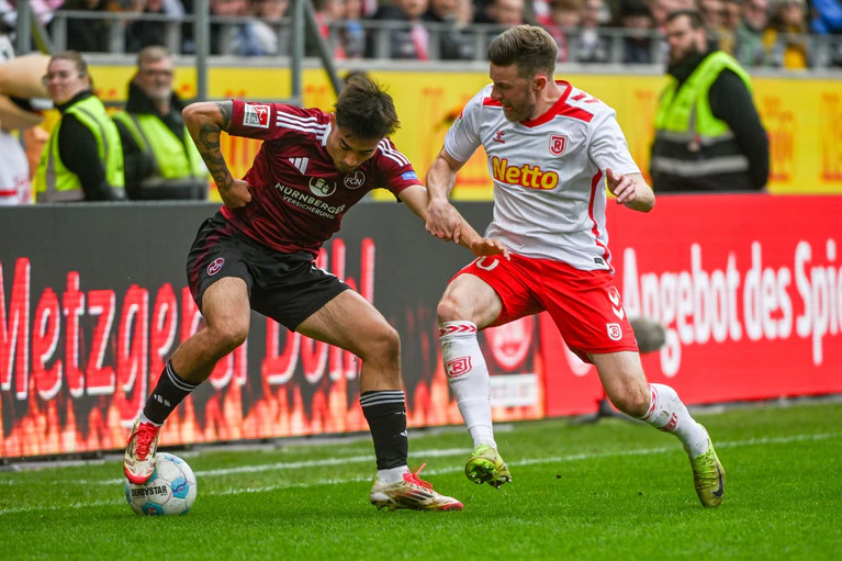 Aufstiegsanwärter Nürnberg und Tabellenschlusslicht Regensburg zeigten ein umkämpftes Match. — © Armin Weigel/dpa