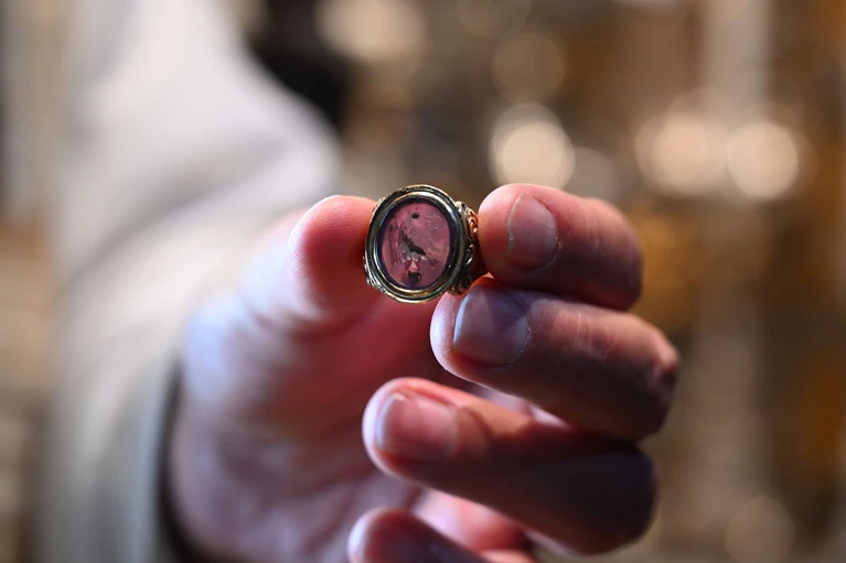 Der Bischofsring von Papst Benedikt steckt am Zepter der Schwarzen Madionna.   — © Felix Hörhager/dpa