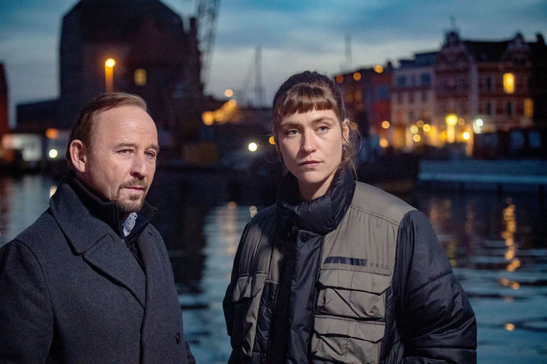 In der ZDF-Krimireihe «Stralsund» ermittelte der Schauspieler (l) gemeinsam mit Sophie Pfennigstorf. (Archivbild)  — © Stefan Sauer/dpa