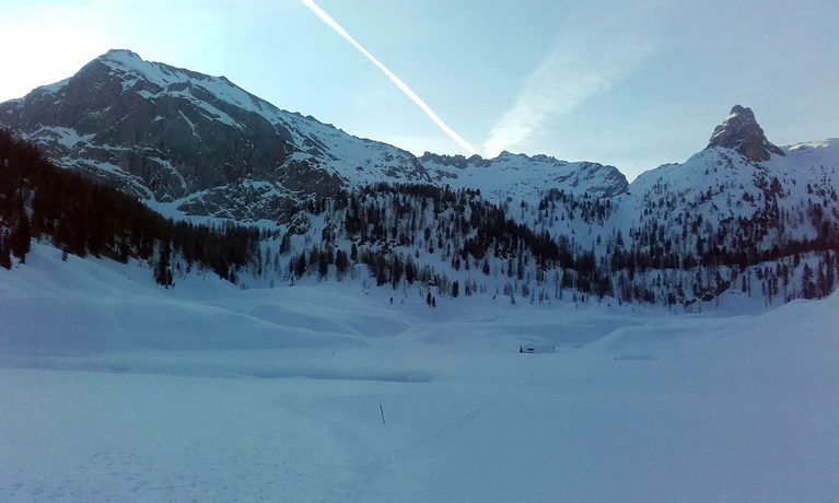 Im nur wenige Meter höher gelegenen Kärlingerhaus kann es bereits bis zu 20 Grad wärmer sein als am Funtensee selbst. — © Josef Egger/Nationalpark Berchtesgaden/dpa