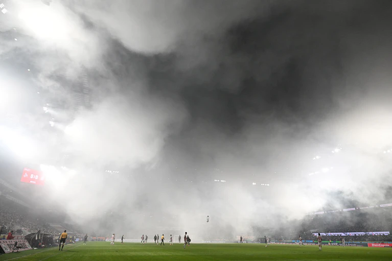 Wegen massiver Rauchentwicklung durch Pyrotechnik musste das Spiel knapp zehn Minuten unterbrochen werden.  — © Federico Gambarini/dpa