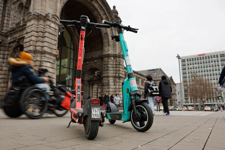 Im Weg herumstehende E-Scooter sind eine potenzielle Unfallquelle und manchmal gar eine tödliche Gefahr. (Symbolbild) — © Daniel Löb/dpa