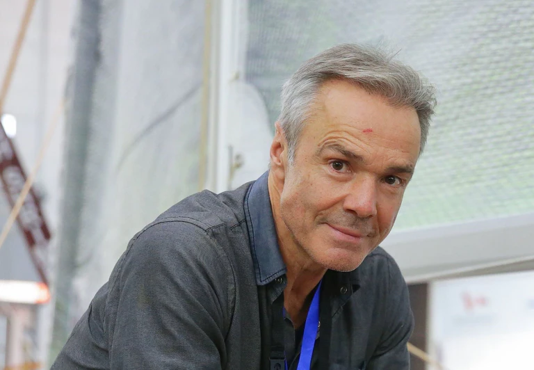 Schauspieler Hannes Jaenicke tut sich oft schwer mit deutschem Humor (Archivbild) — © David Young/dpa
