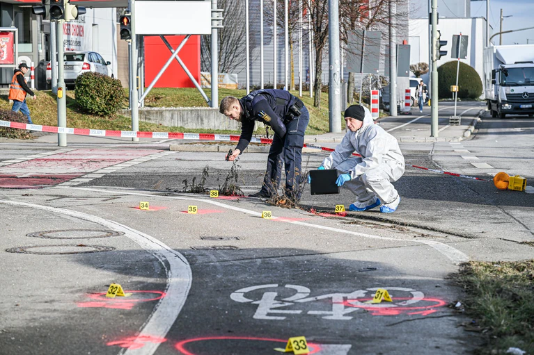 Noch immer haben die Ermittler kein Motiv für den Messerangriff in Ulm. (Archivbild) — © Jason Tschepljakow/dpa