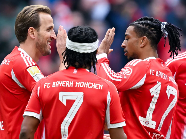 Die Münchner Torschützen (v.l.) Harry Kane, Serge Gnabry und Michael Olise beim Jubel. — © Sven Hoppe/dpa