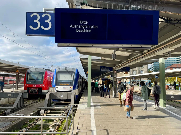Am Münchner Hauptbahnhof fielen wegen einer defekten Oberleitung zeitweise zahlreiche Züge aus.  — © Carsten Hoefer/dpa