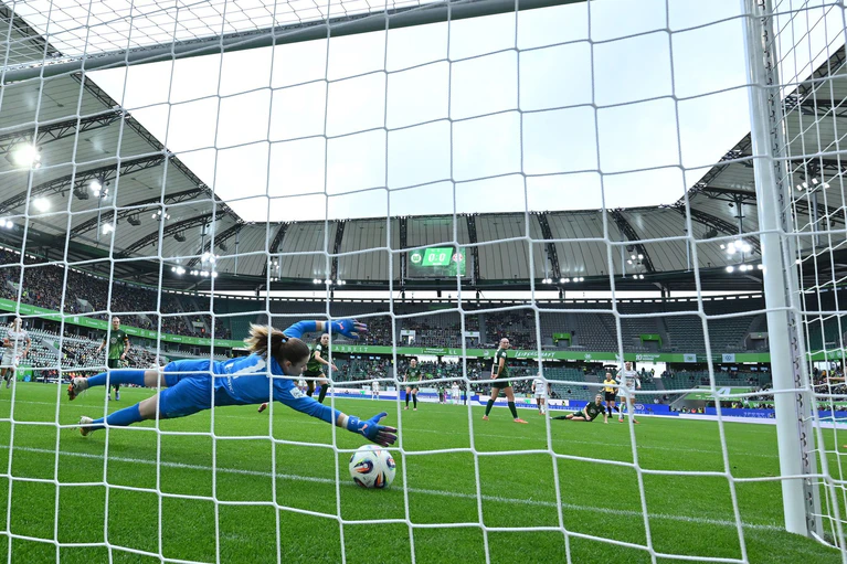 Das 1:0 für den FC Bayern: Wolfsburgs Torhüterin Stina Johannes kann den Schuss von Klara Bühl nicht halten. — © Swen Pförtner/dpa