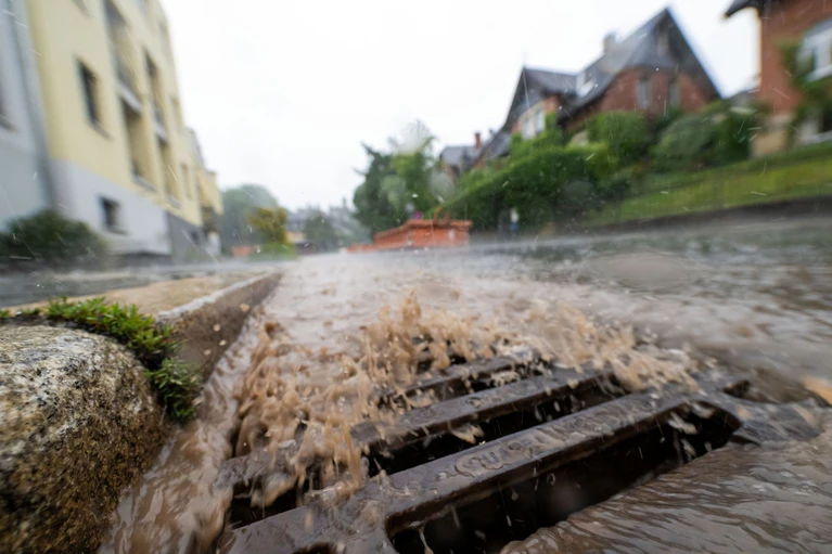 Auch zum Wochenstart werden laut DWD Unwetter und Regen in Bayern erwartet. (Symbolbild) — © Pia Bayer/dpa