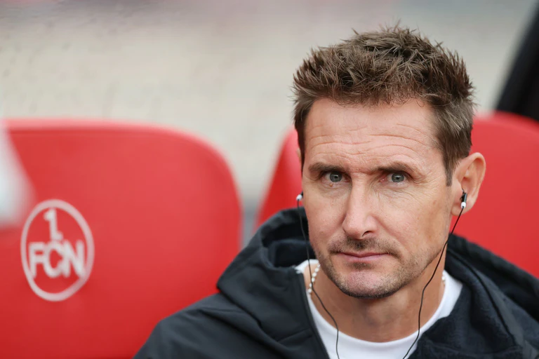 Nürnbergs Trainer Miroslav Klose verpasste mit seinem Team am Freitag einen Erfolg. — © Daniel Löb/dpa
