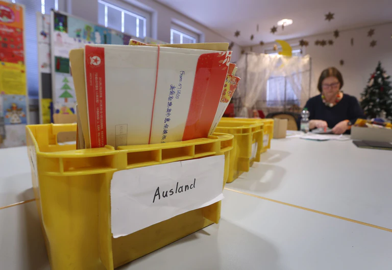 Wunschzettel trudeln auch aus dem Ausland ein. (Archivbild) — © Karl-Josef Hildenbrand/dpa