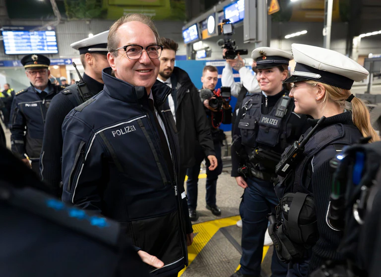 Innenminister Dobrindt kündigte den Ausbau der Videoüberwachung an Bahnhöfen an. — © Peter Kneffel/dpa