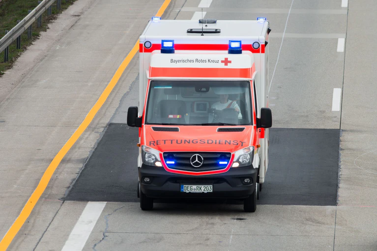 Die Rettungskräfte brachten den Mann in ein Krankenhaus. (Symbolbild) — © Armin Weigel/dpa