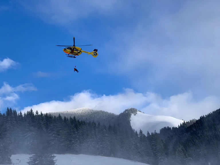 Mit einem Helikopter konnte der Urlauber aus seiner misslichen Lage gerettet werden. (Symbolbild) — © Annette Reuther/dpa/dpa-tmn