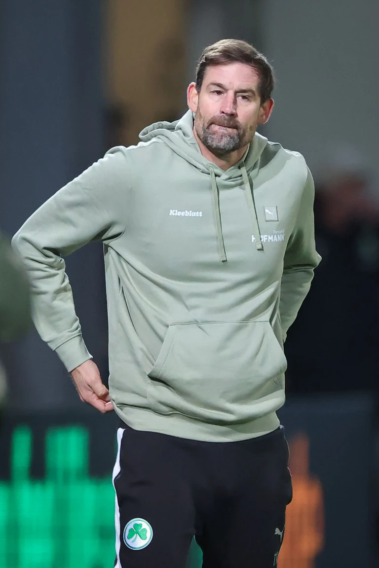 Auch im DFB-Pokal wird Thomas Kleine die Fürther coachen. — © Daniel Karmann/dpa