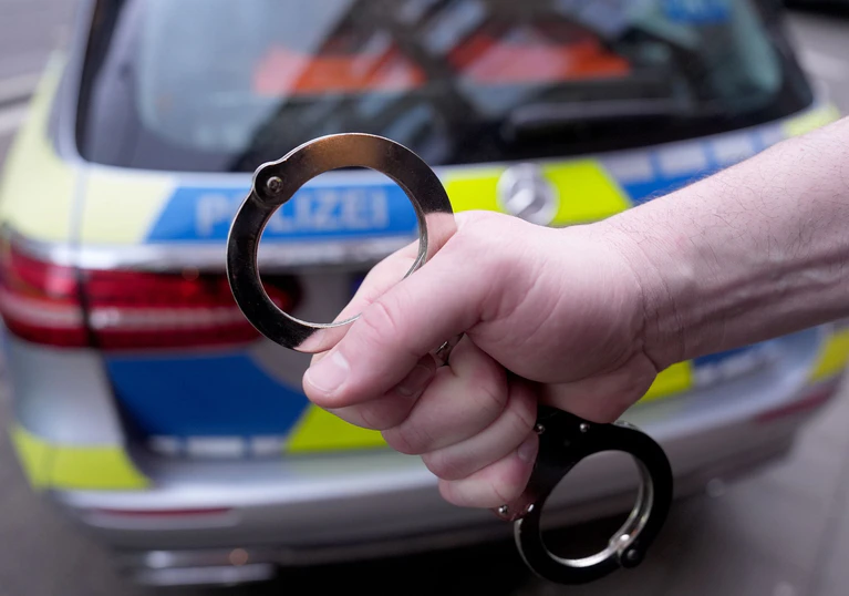Beamte der Bundespolizei haben im Kreis Heinsberg einen Mann bei Grenzkontrollen festgenommen. (Symbolbild) — © Marcus Brandt/dpa