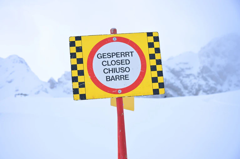 Schilder weisen auf die Gefahr in alpinen Bereichen hin.  — © Malin Wunderlich/dpa