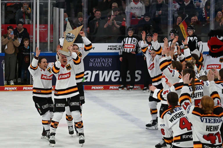 Die deutschen Eishockey-Frauen gewannen am Wochenende den Deutschland Cup — © Markus Lenhardt/dpa