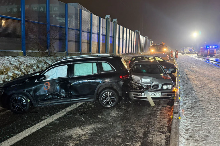 Mehrere Menschen sind bei einer Massenkarambolage sowie weiteren kleineren Unfällen verletzt worden. (Symbolbild) — © News5/Ferdinand Merzbach/NEWS5/dpa