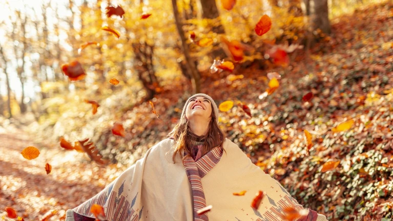 Herbst Spaß Freude Laub Blätter — © Bild: vladans / iStock