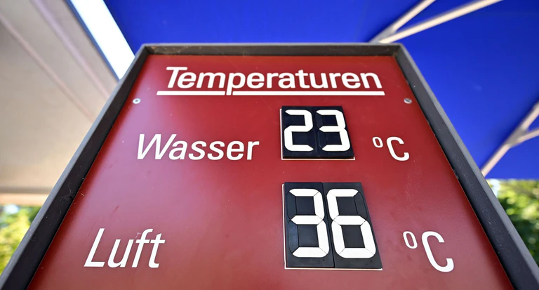 Mediziner mahne  Maßnahmen zum Hitzechutz an. (Symboldbild)  — © Martin Schutt/dpa