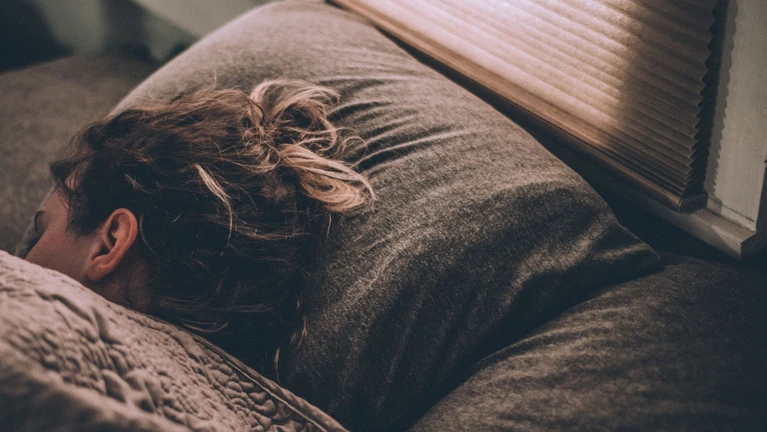 Bett schlafen — © Bild: Gregory Pappas / Unsplash