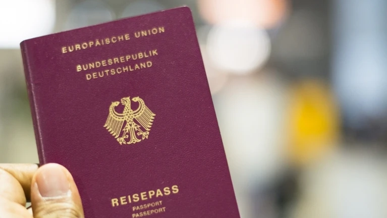 Personalausweis Reisepass Ausweis Ausweisdokument Dokument — © Bild: Pradeep Thomas Thundiyil / iStock