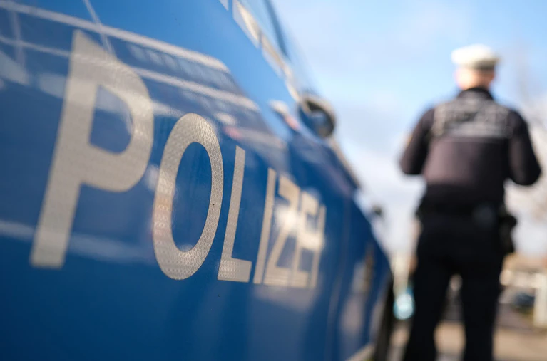 Bei der Überprüfung fand die Polizei heraus, dass weder der 37-jährige Vater noch der 17 Jahre alte Sohn einen Führerschein besitzen. (Symbolbild) — © Bernd Weißbrod/dpa
