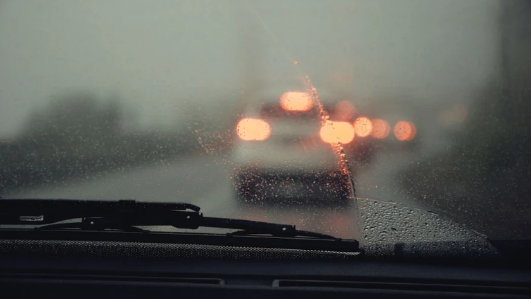 Auto Regen nass Nässe fahren Scheibe Autoscheibe — © Bild: Hossein Soltanloo / Unsplash