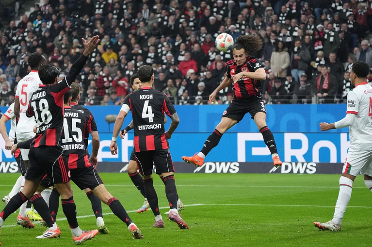 Die Eintracht wurde früh in die Defensive gedrängt. — © Marc Schüler/dpa