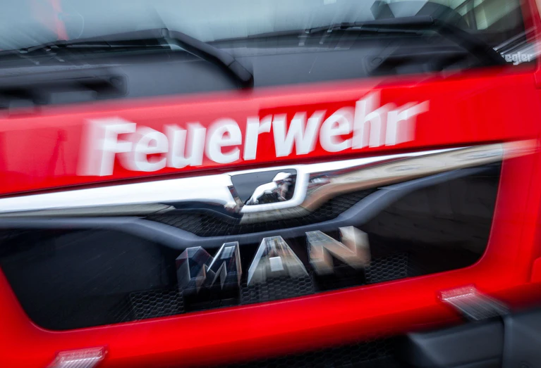Feuerwehrleute verschließen schnell das Leck. (Symbolbild) — © Jens Büttner/dpa
