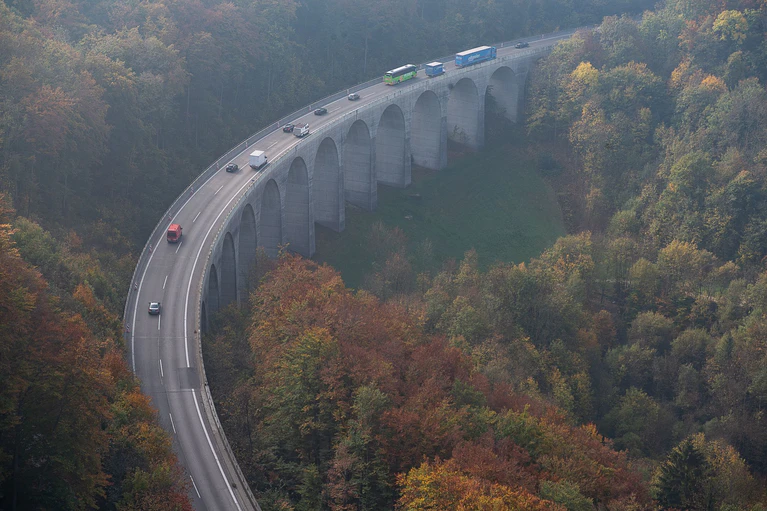 Die Autobahn GmbH bittet Autofahrerinnen und Autofahrer, keine Schleichwege zu nutzen und Navi-Systeme auszuschalten. (Archivbild) — © Sebastian Gollnow/dpa