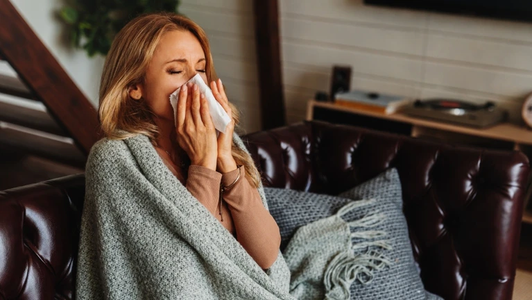 Grippe schnupfen Erkältung krank Krankheit krank sein — © Bild: iStock / Inside Creative House