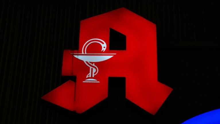 Apotheke Logo Apotheken — © Bild: Hans auf Pixabay