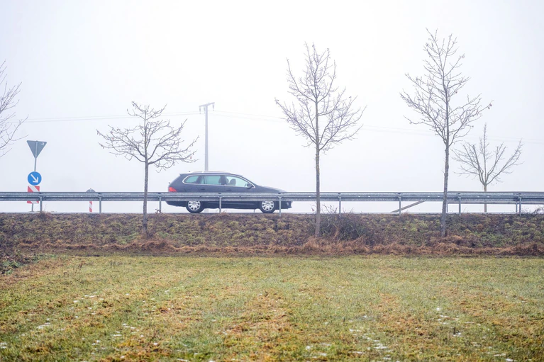 Der Hochnebel hält sich vielerorts hartnäckig. (Archivbild) — © Pia Bayer/dpa