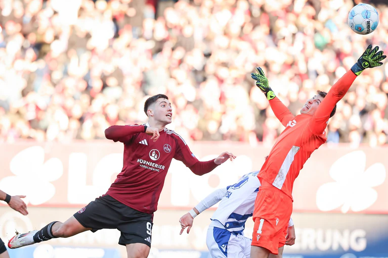 Nürnbergs Stefanos Tzimas köpft den Ball ins KSC-Tor. — © Daniel Karmann/dpa