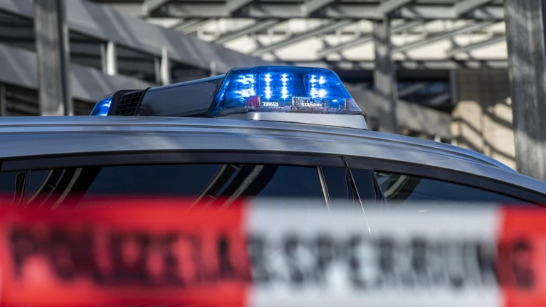 Beitragsbild Erlangen-Höchstädt: Tödlicher Zusammenstoß zwischen Auto und Laster — © Bild: dpa