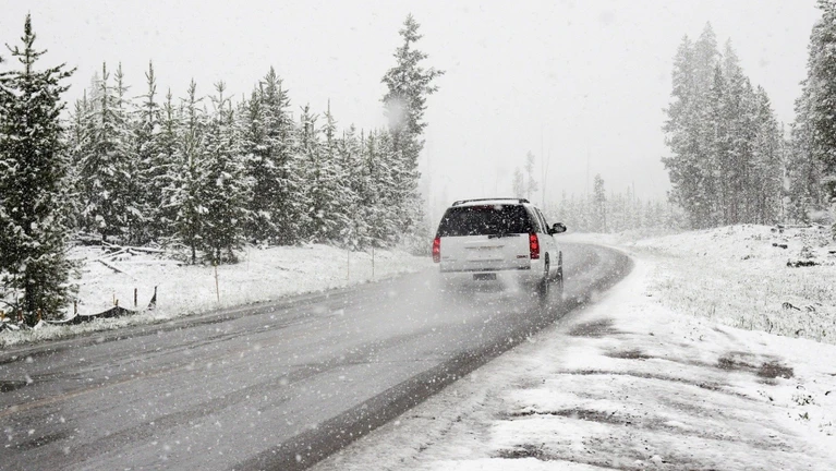 Glatt Eis Straße Winter — © Bild: Pexels / pixabay