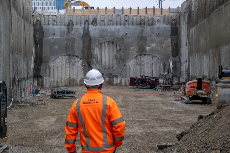 Ein Bauarbeiter auf einer Münchner S-Bahn-Baustelle - sinnbildlich ist auch die Stimmung in der bayerischen Wirtschaft im Keller. (Symbolbild) — © Peter Kneffel/dpa