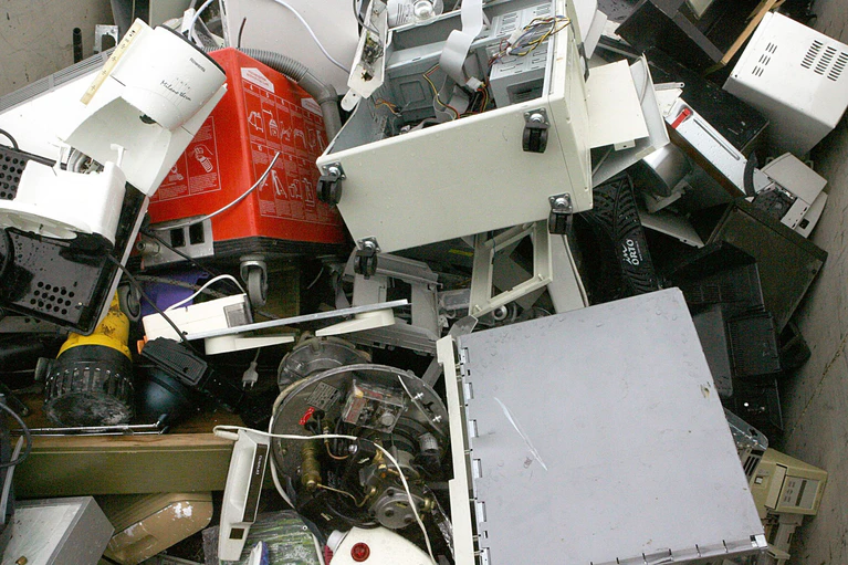 Elektroschrott, Fiberglas, Gummi, Metall und vieles mehr sollen illegal von Bayern nach Tschechien gebracht worden sein. (Symbolbild) — © picture alliance / Frank Mächler/dpa