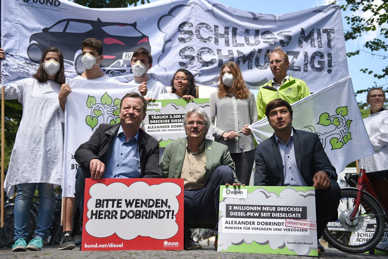 Martin Geilhufe (rechts) ist seit vielen Jahren für den Bund Naturschutz in Bayern aktiv. Nun übernimmt er den Landesvorsitz von Richard Mergner (mitte), da dieser sich aus gesundheitlichen Gründen zurückziehen muss. (Archivbild) — © picture alliance / Andreas Gebert/dpa