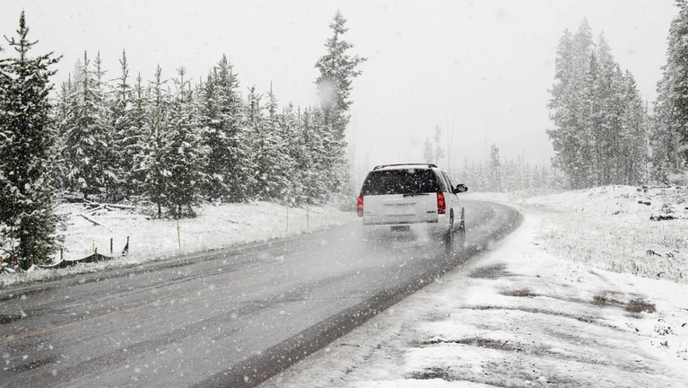 Schnee Straße Auto Winter Schneesturm Unwetter — © Pexels / Pixabay