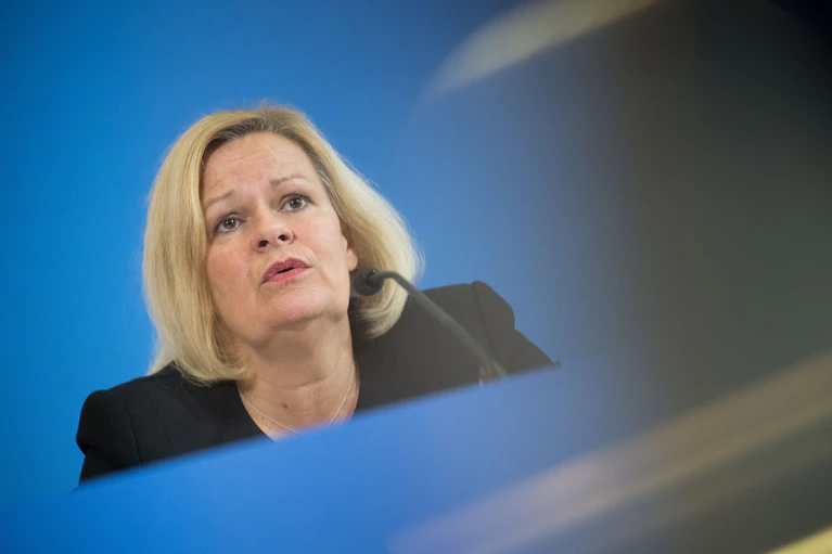 Bundesinnenministerin Nancy Faeser (SPD) hielt Binnengrenzkontrollen anfangs für keine gute Idee. Inzwischen ist sie anderer Meinung - auch weil die Begrenzung irregulärer Migration inzwischen ein Anliegen ist, hinter dem alle drei Koalitionspartner stehen. (Archivfoto) — © Sebastian Gollnow/dpa