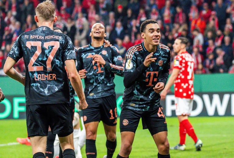 Jamal Musiala durfte beim Bayern-Sieg in Mainz dreimal jubeln. — © Torsten Silz/dpa
