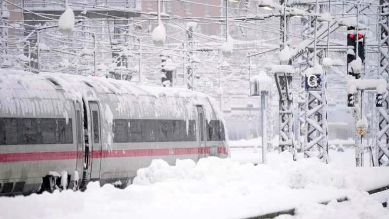 Ein ICE steht nach starkem Schneefall am Hauptbahnhof. — © Matthias Schrader/AP/dpa