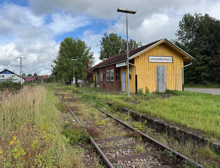 Bis Langenneufnach, hier der verfallene Bahnhof, soll die alte Staudenbahn in Landkreis Augsburg reaktiviert werde. (Archivfoto) — © Ulf Vogler/dpa
