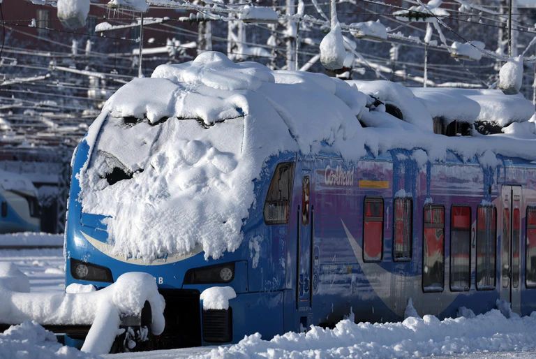 Zug im Schnee München Hauptbahnhof Bahn — © Bild: dpa / Karl-Josef Hildenbrand